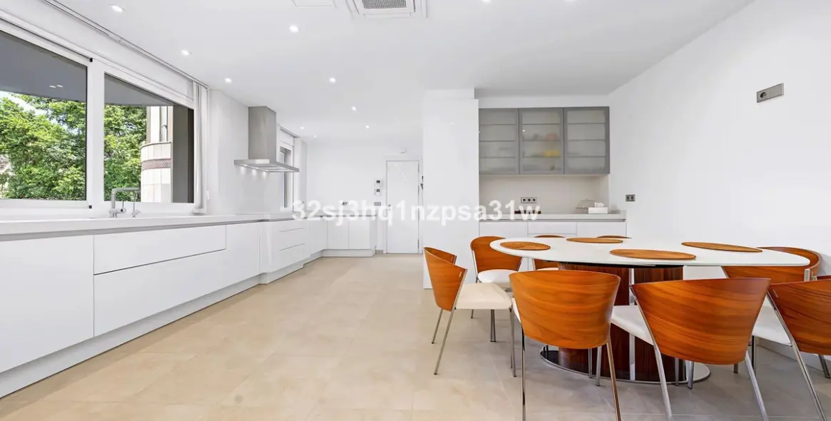 Venta de apartamento en planta media en Puerto Banús 7