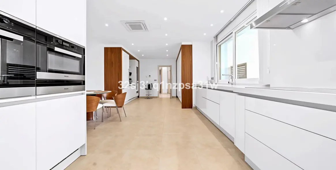 Venta de apartamento en planta media en Puerto Banús 9