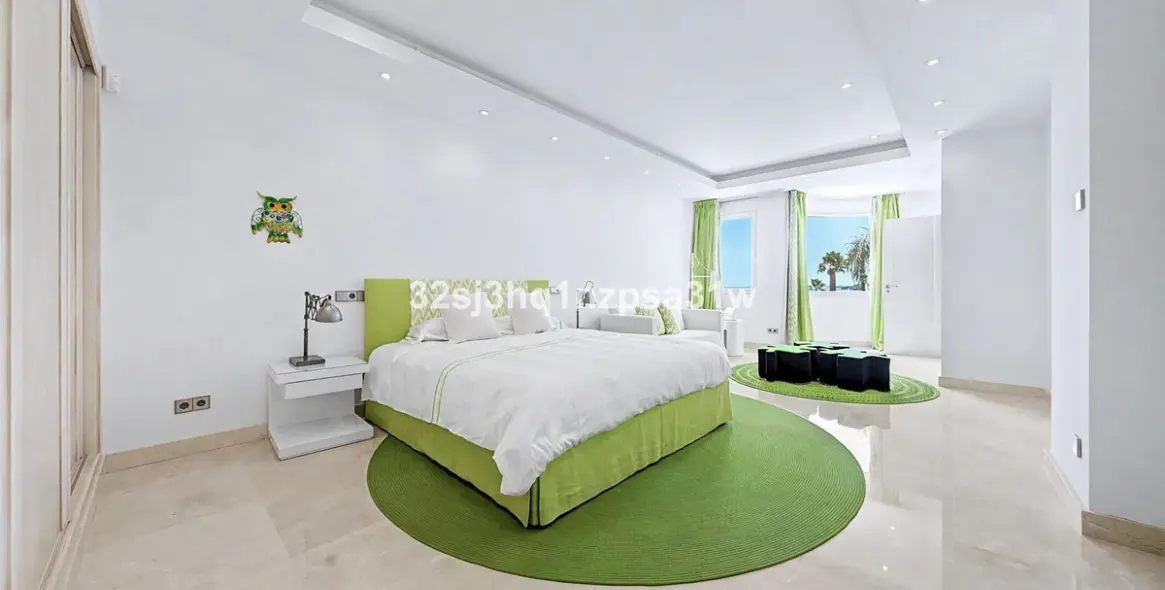 Venta de apartamento en planta media en Puerto Banús 12