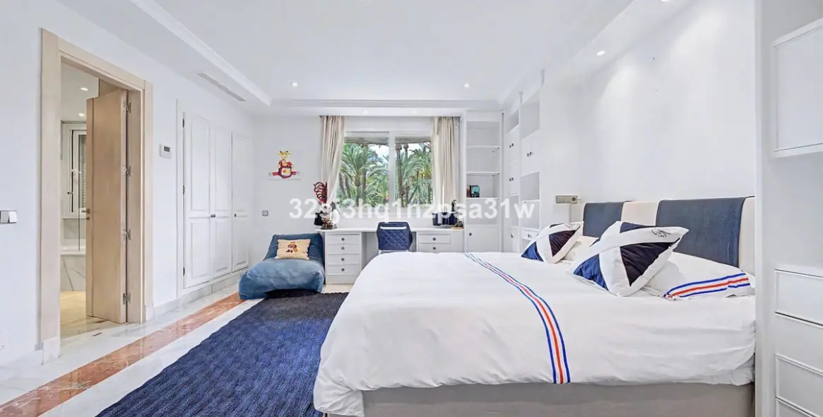 Venta de apartamento en planta media en Puerto Banús 14