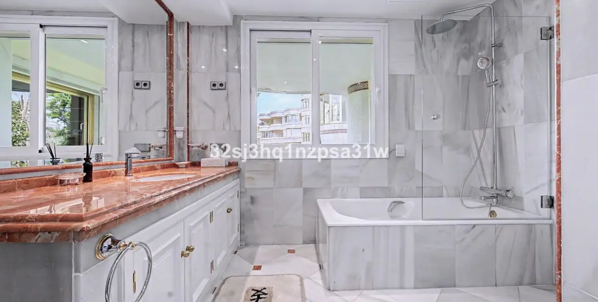 Venta de apartamento en planta media en Puerto Banús 17