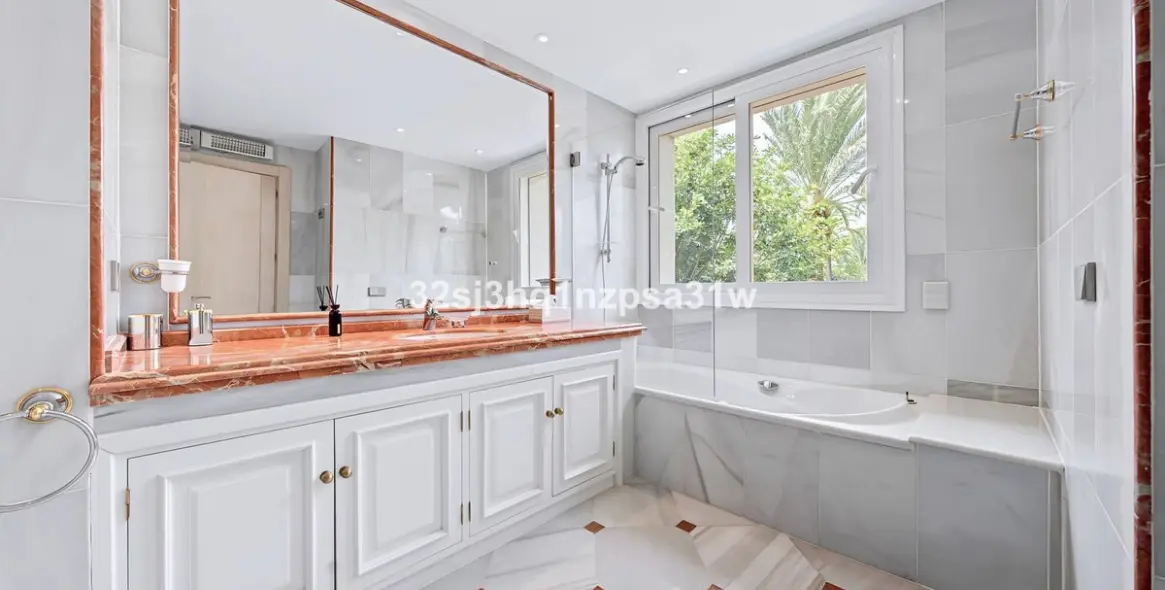 Venta de apartamento en planta media en Puerto Banús 19