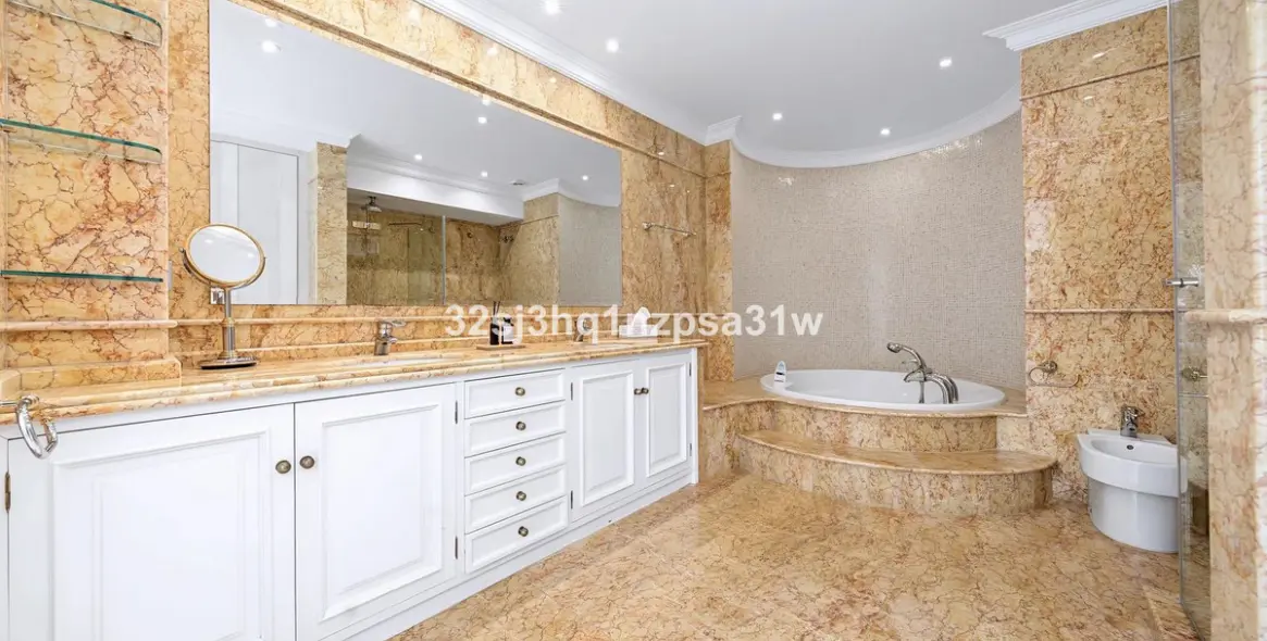 Venta de apartamento en planta media en Puerto Banús 21