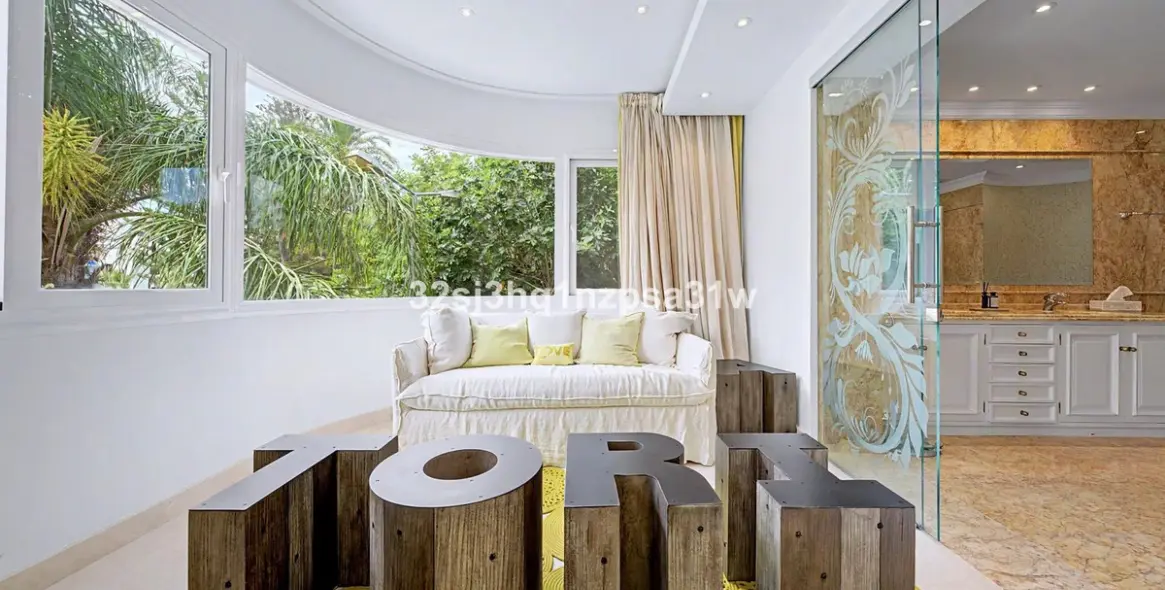Venta de apartamento en planta media en Puerto Banús 22