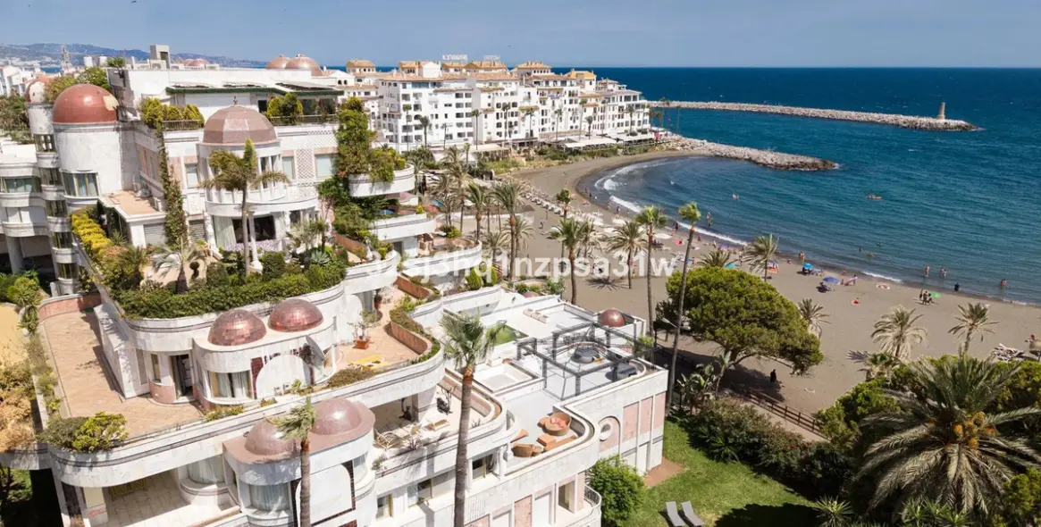 Venta de apartamento en planta media en Puerto Banús 24
