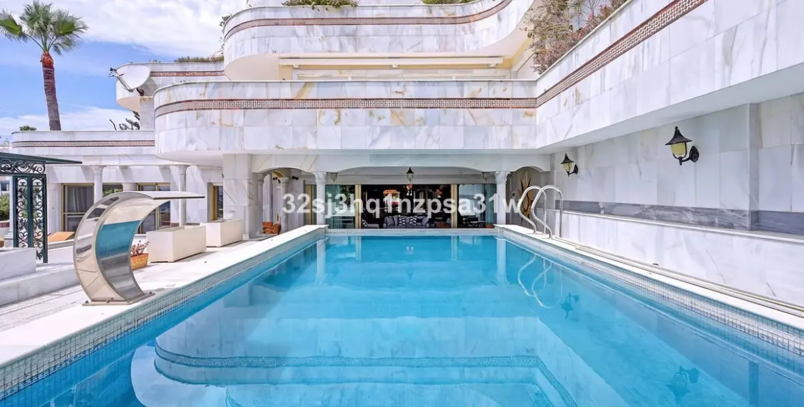 Venta de apartamento en planta media en Puerto Banús 25