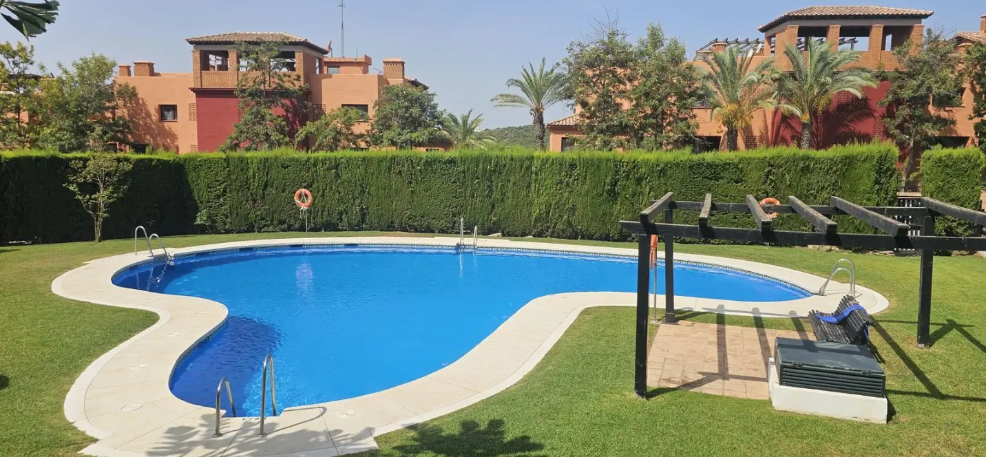 Продажа апартаментов на первом этаже в Casares 0