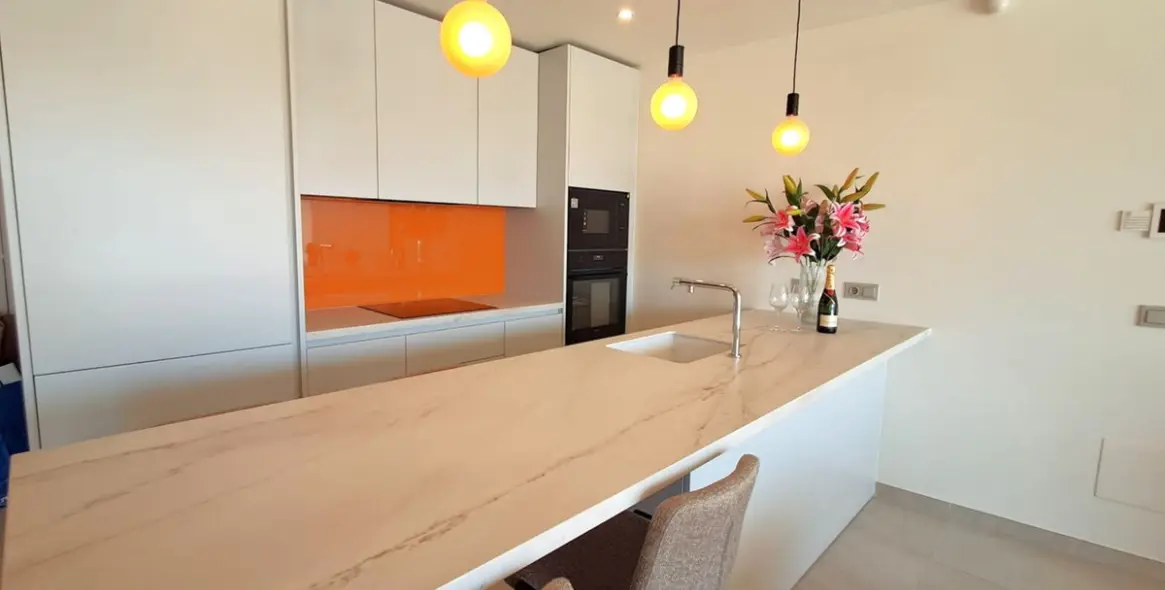 Venta de apartamento en planta media en Higueron 13
