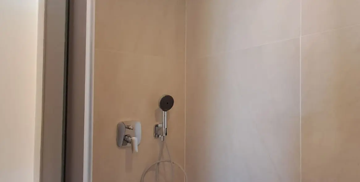 Venta de apartamento en planta media en Higueron 17