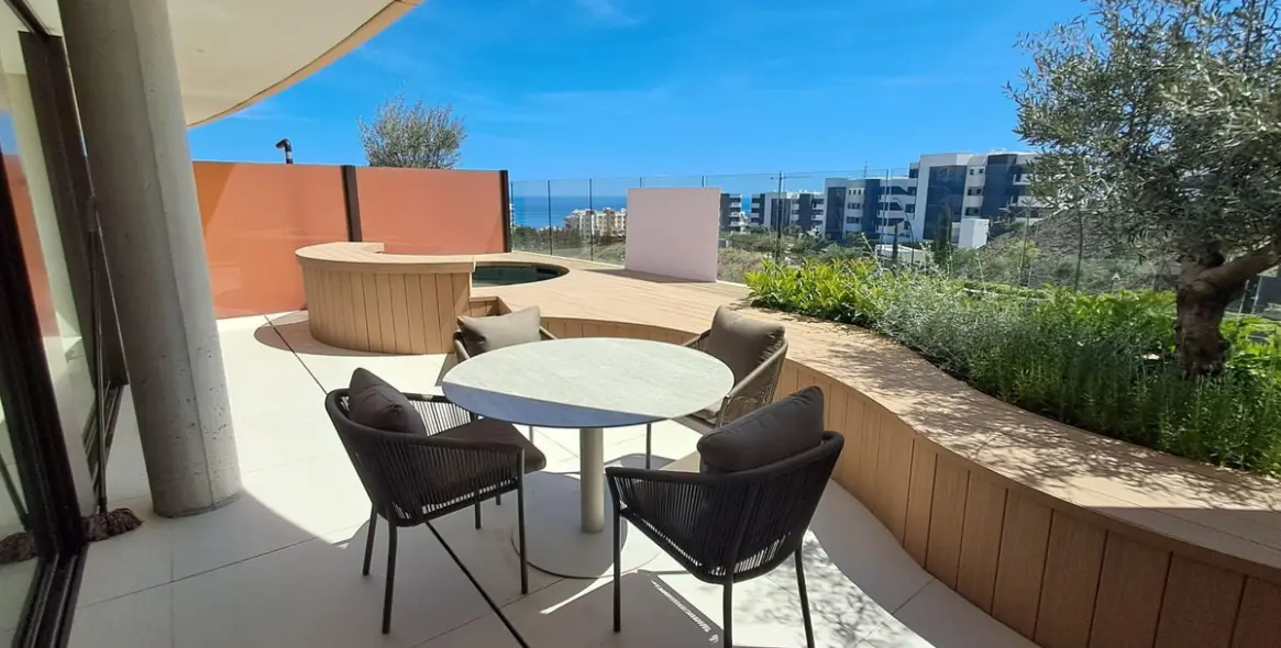 Venta de apartamento en planta media en Higueron 25