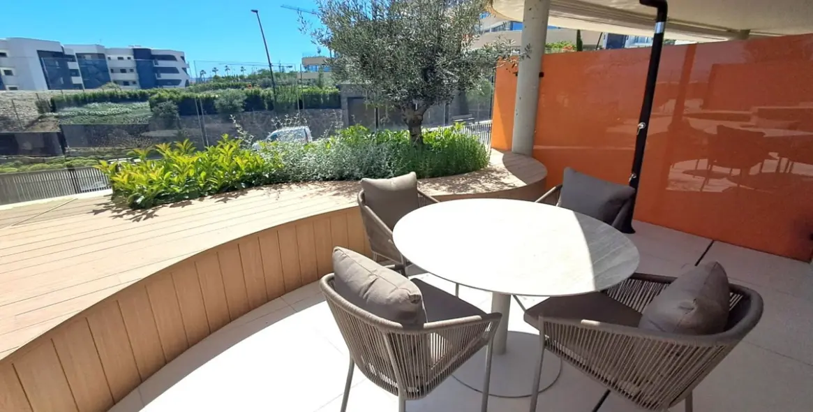 Venta de apartamento en planta media en Higueron 26