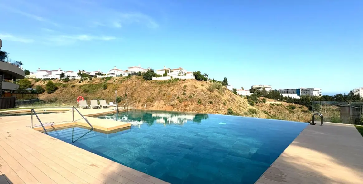 Venta de apartamento en planta media en Higueron 31