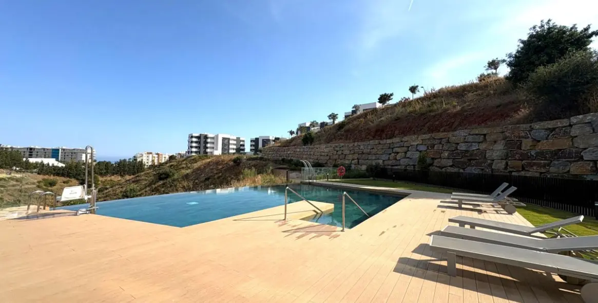 Venta de apartamento en planta media en Higueron 32