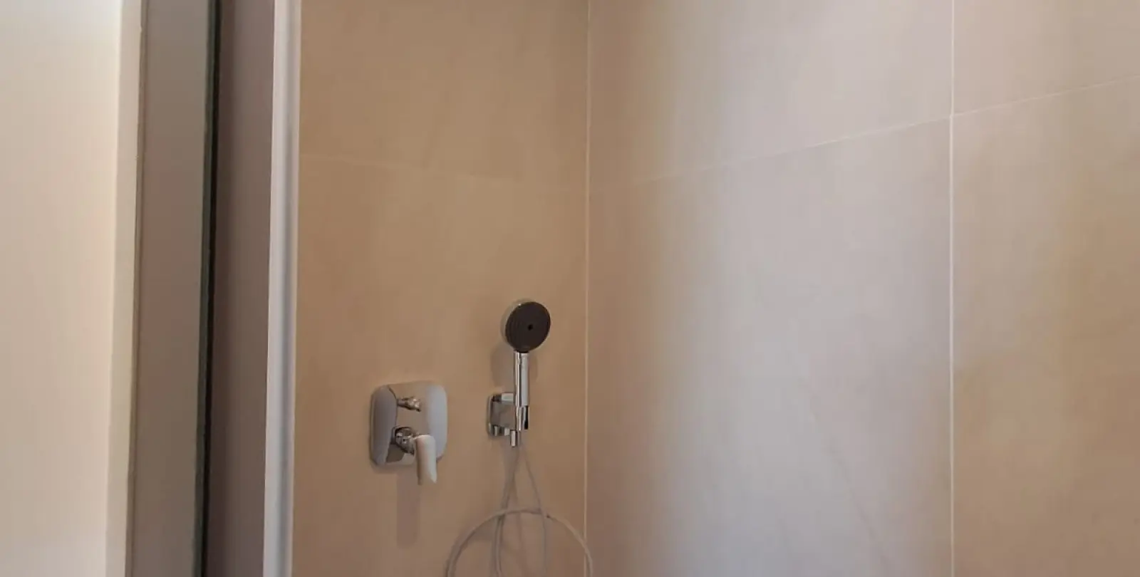 Sale of middle floor apartment in Higueron 17
