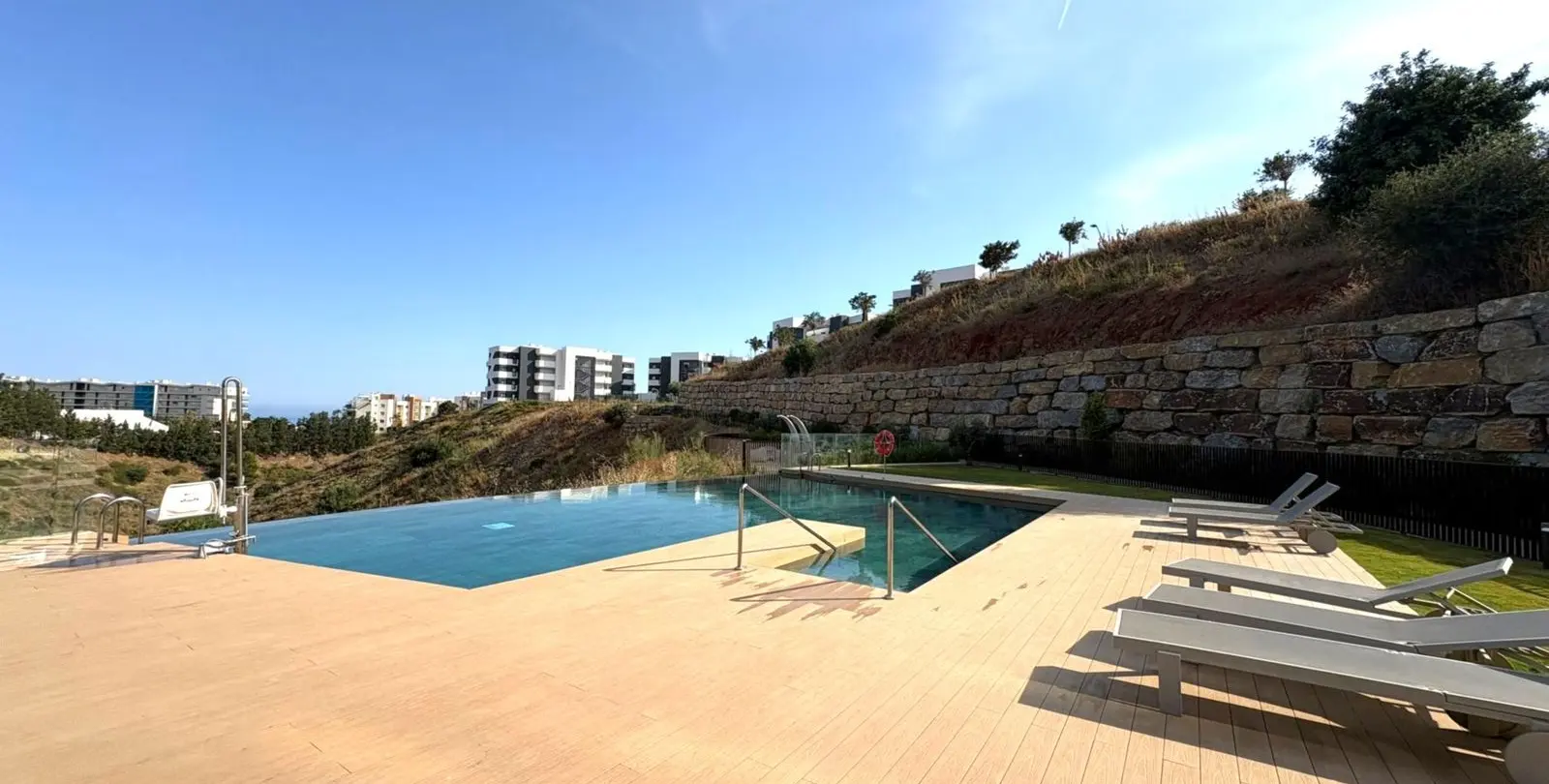 Sale of middle floor apartment in Higueron 32