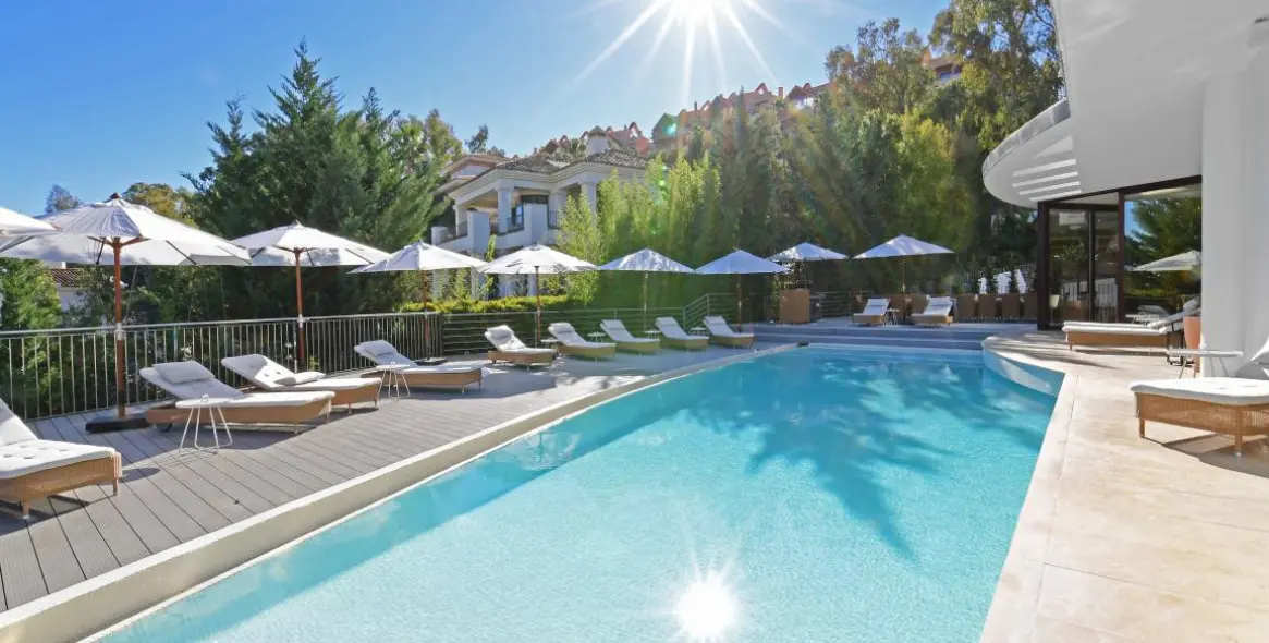 Venta de villa independiente en Nueva Andalucía 1