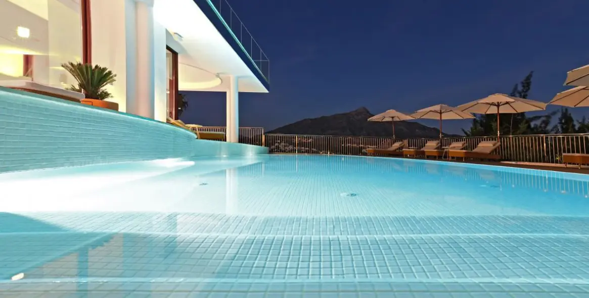 Venta de villa independiente en Nueva Andalucía 14