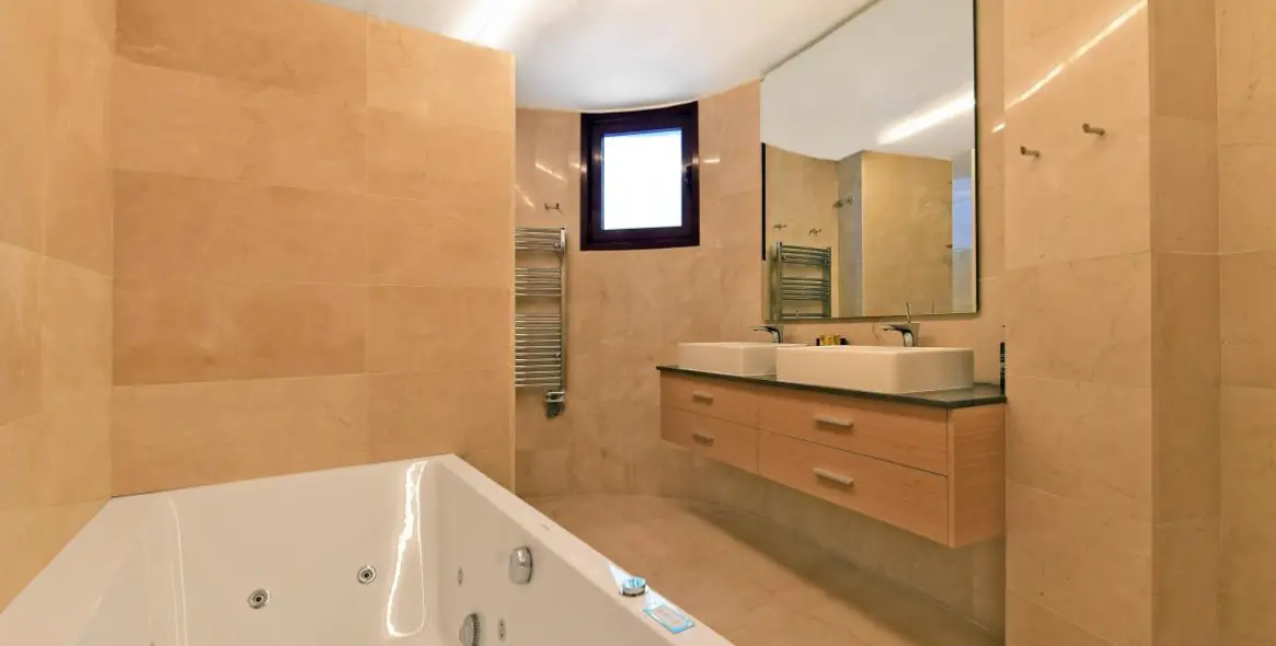 Venta de villa independiente en Nueva Andalucía 56