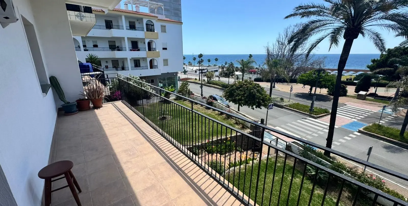 Sale of middle floor apartment in Estepona 1