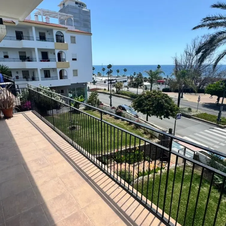 Sale of middle floor apartment in Estepona