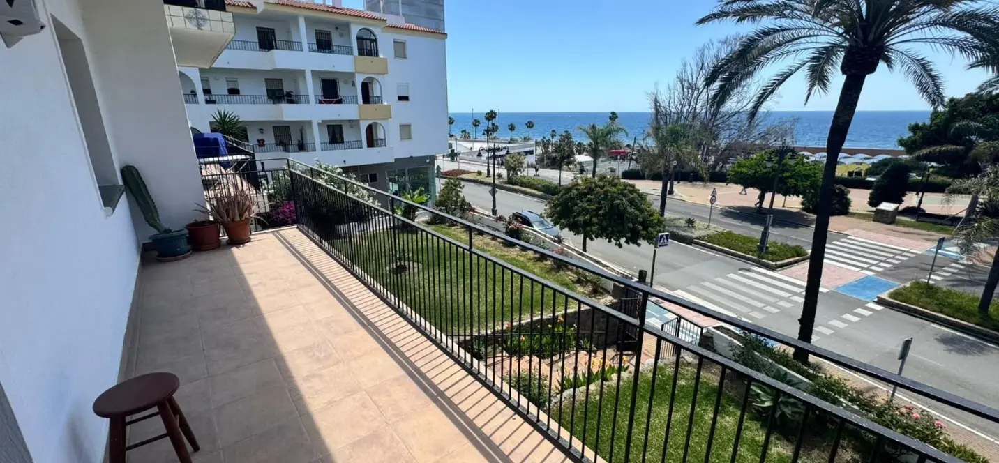 Sale of middle floor apartment in Estepona 0