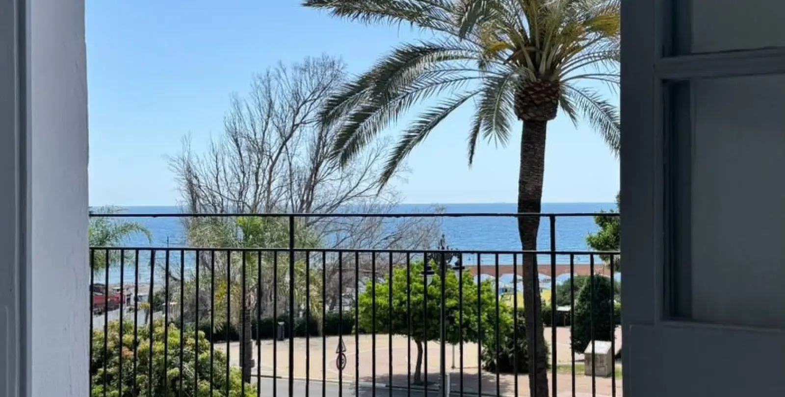 Sale of middle floor apartment in Estepona 2