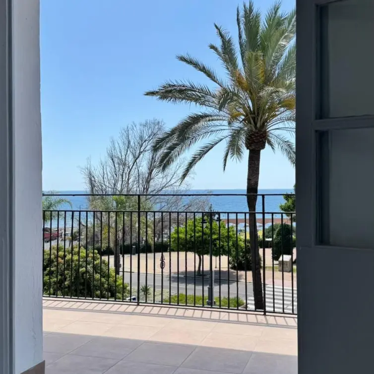 Sale of middle floor apartment in Estepona