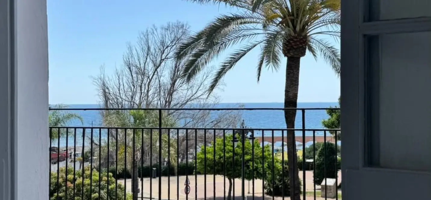 Sale of middle floor apartment in Estepona 1
