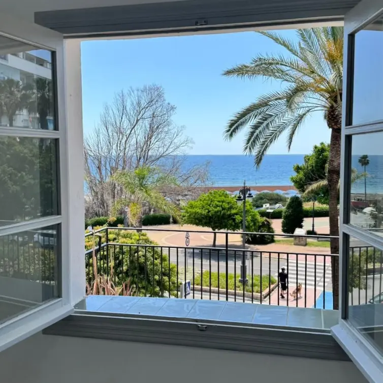 Sale of middle floor apartment in Estepona