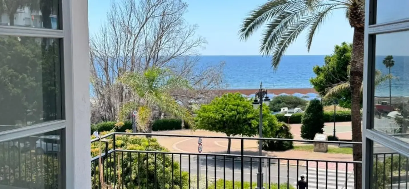 Sale of middle floor apartment in Estepona 2