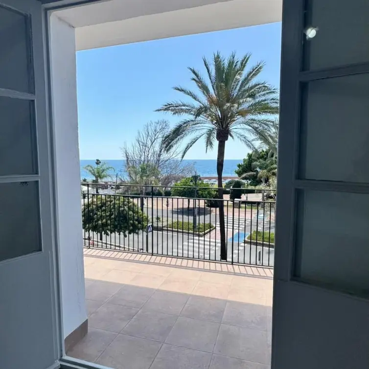 Sale of middle floor apartment in Estepona