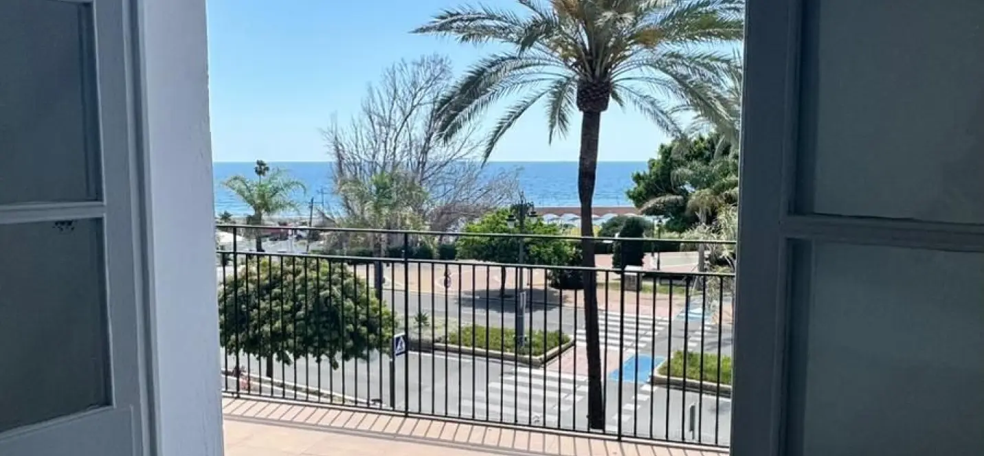 Sale of middle floor apartment in Estepona 3