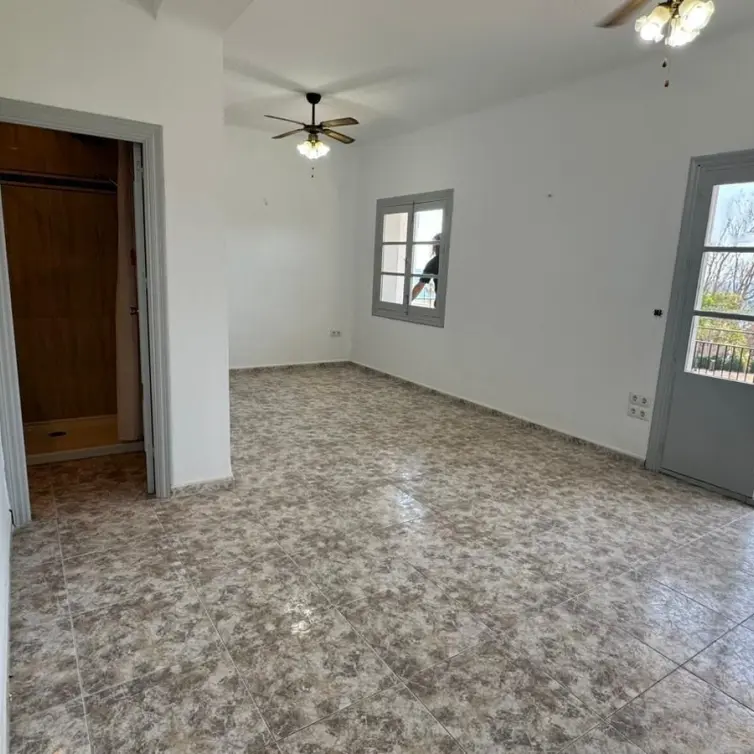 Sale of middle floor apartment in Estepona
