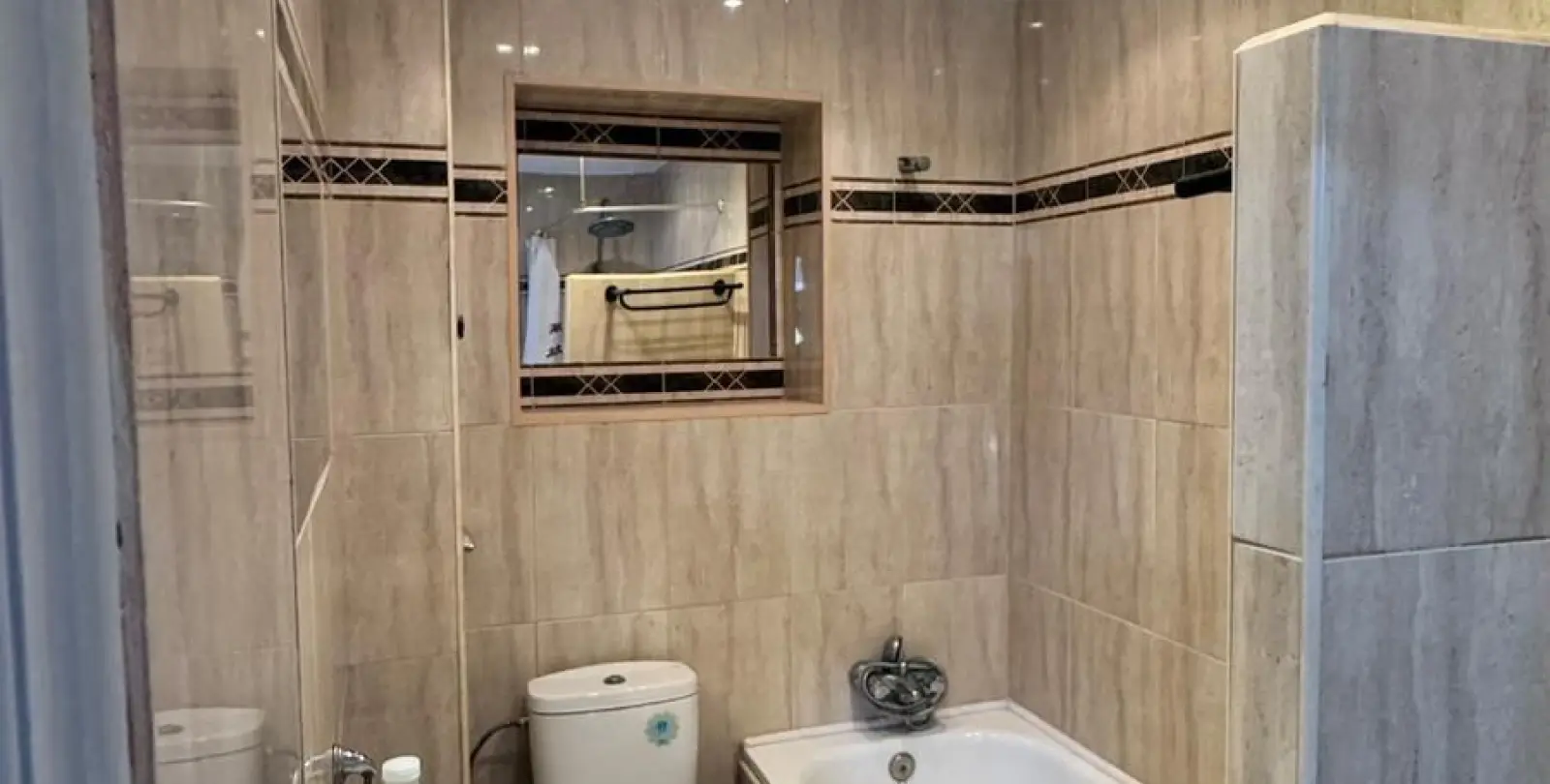 Sale of middle floor apartment in Estepona 11