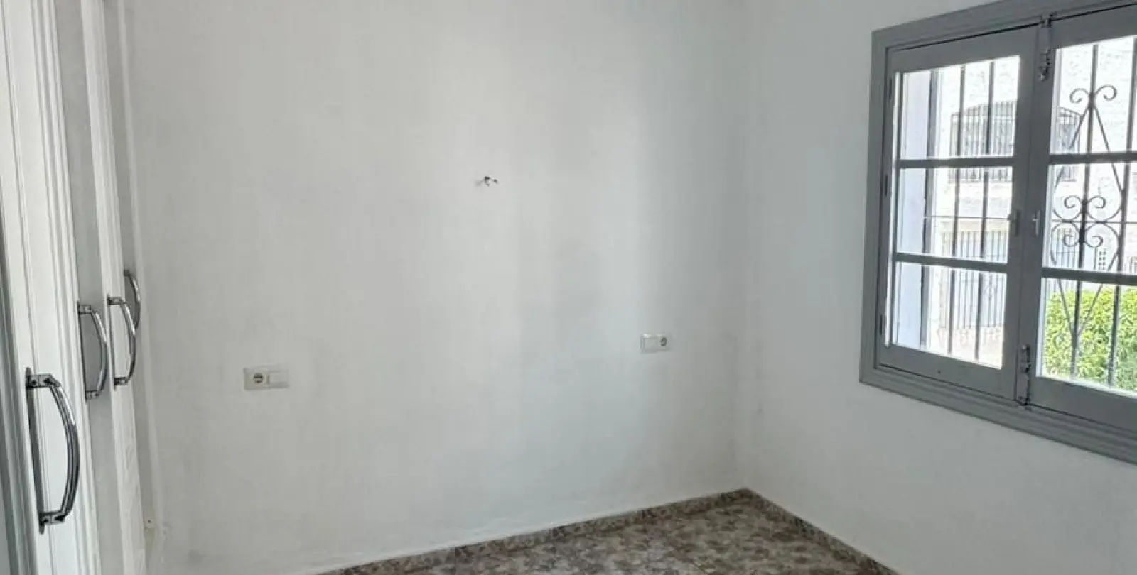 Sale of middle floor apartment in Estepona 18