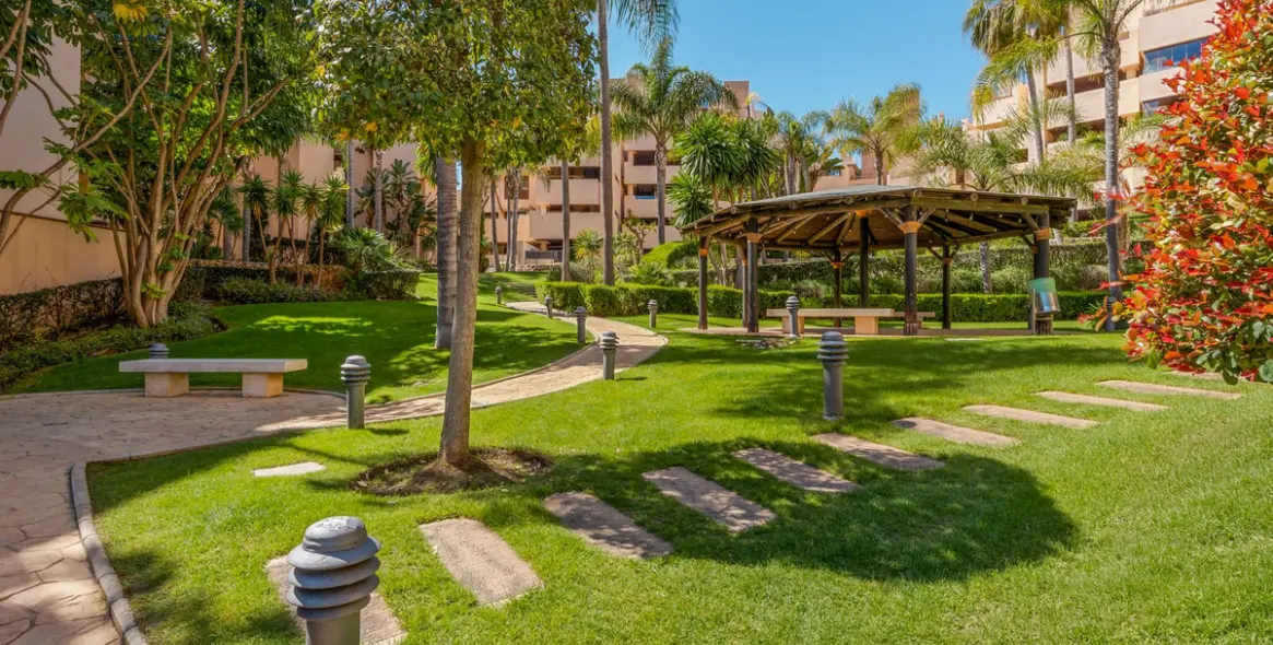 Sale of ground floor apartment in New Golden Mile 25
