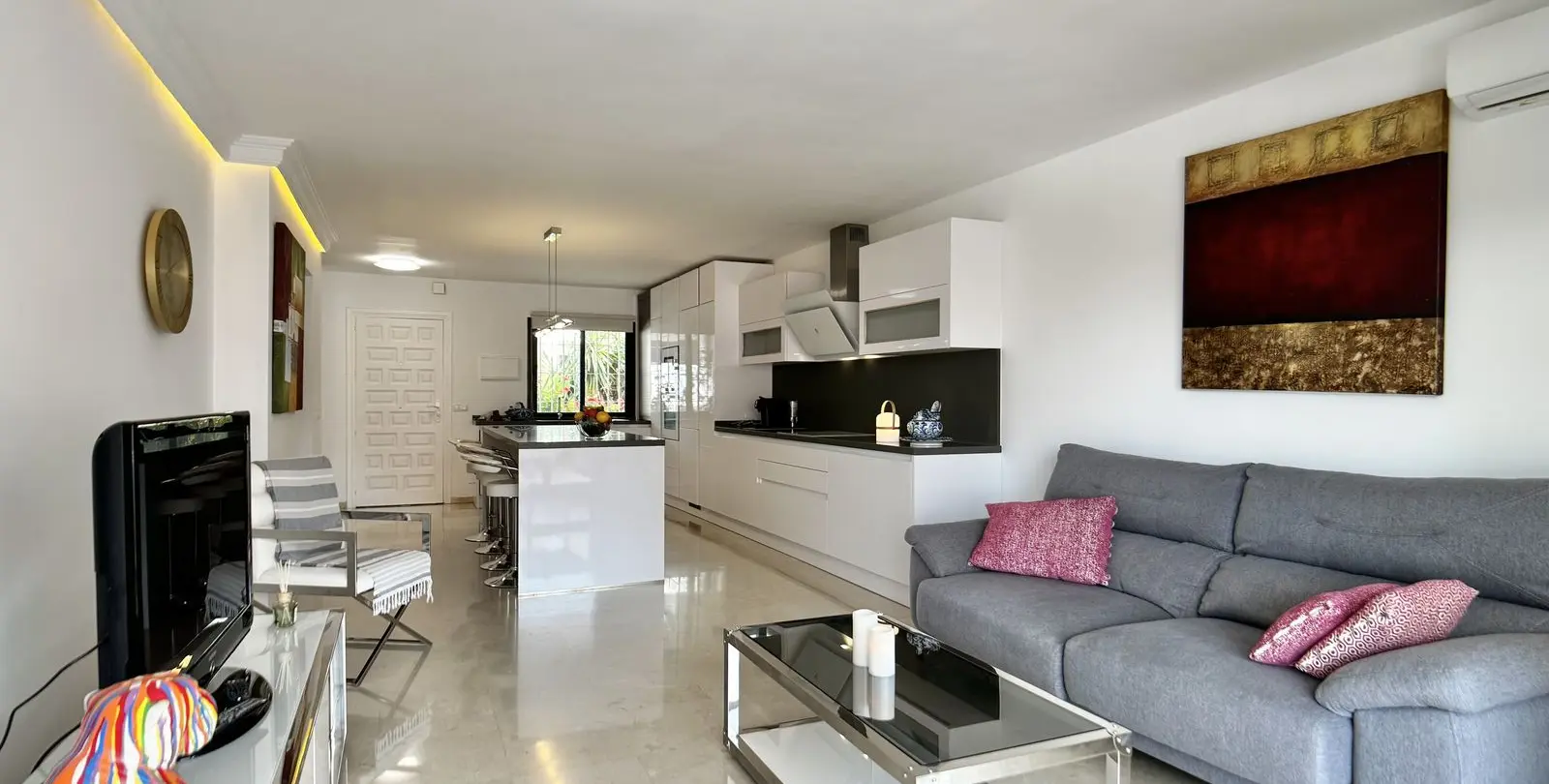 Sale of middle floor apartment in Nueva Andalucía 1