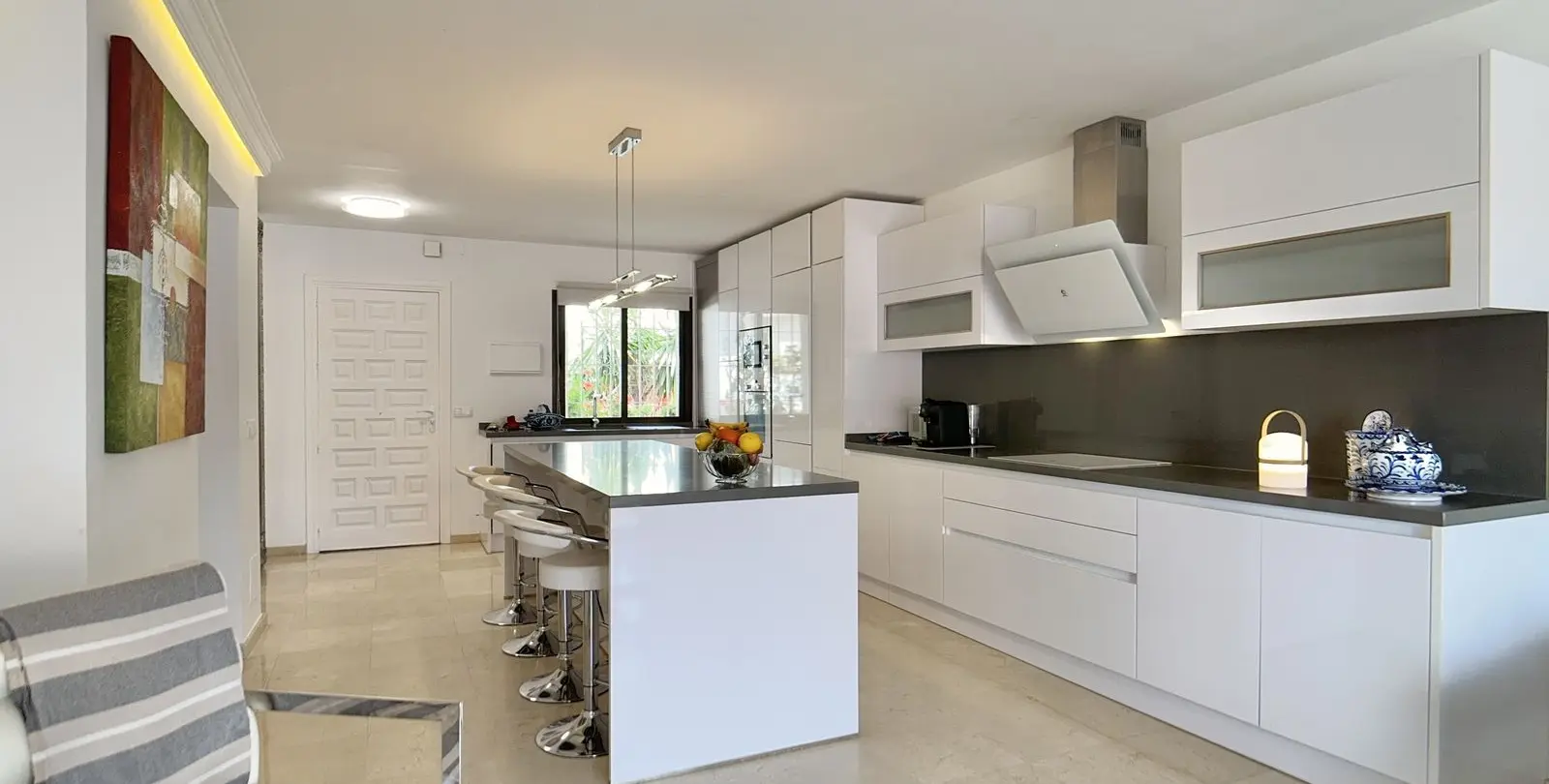 Sale of middle floor apartment in Nueva Andalucía 2