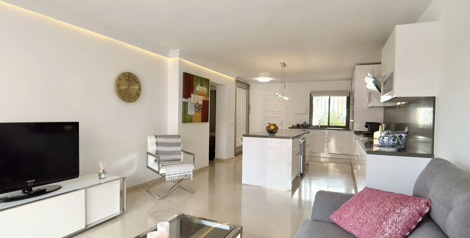Sale of middle floor apartment in Nueva Andalucía 3