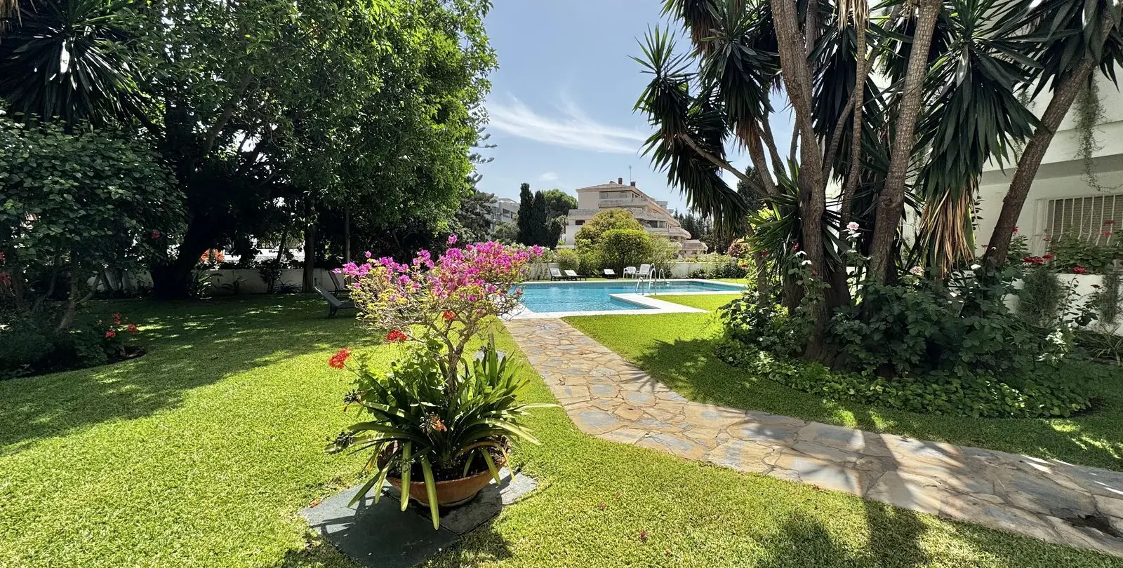 Sale of middle floor apartment in Nueva Andalucía 6