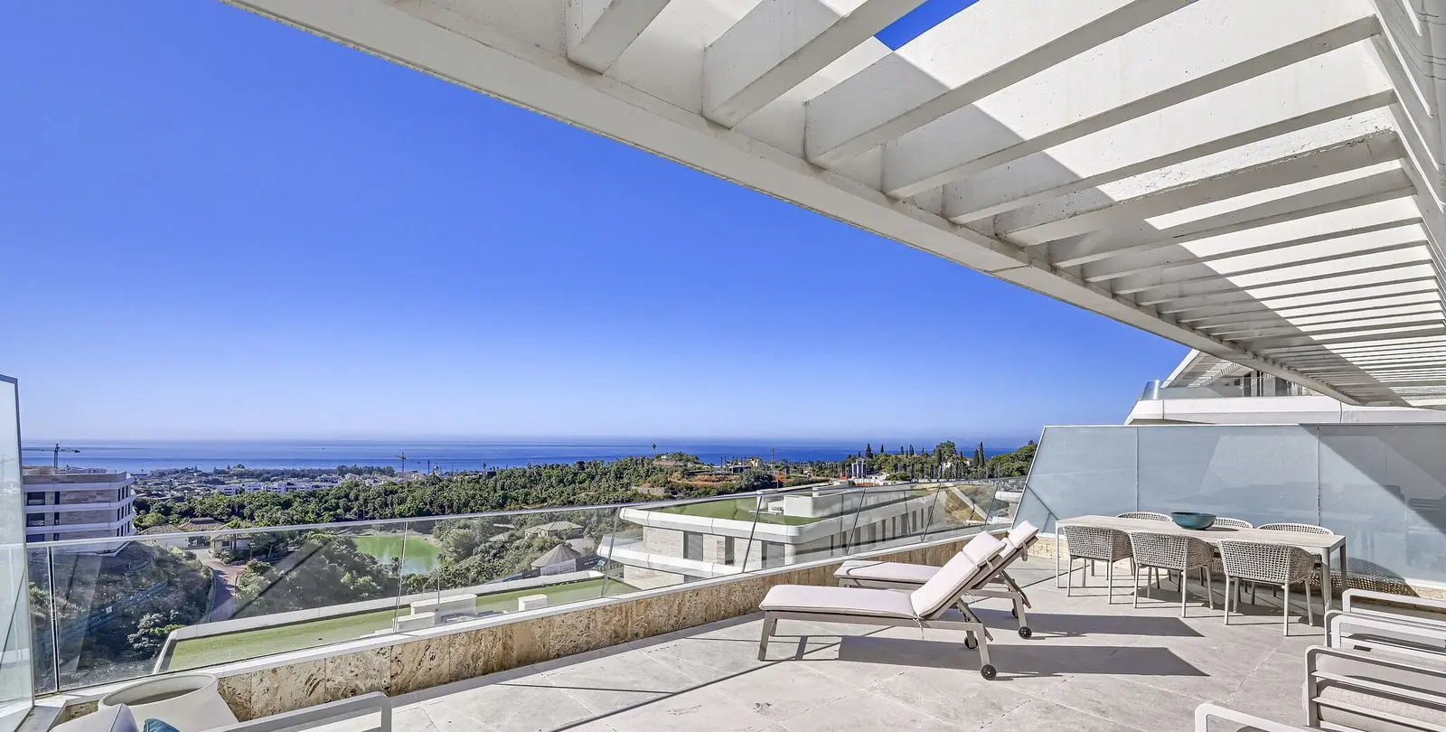 Venta de apartamento en planta media en Estepona 1