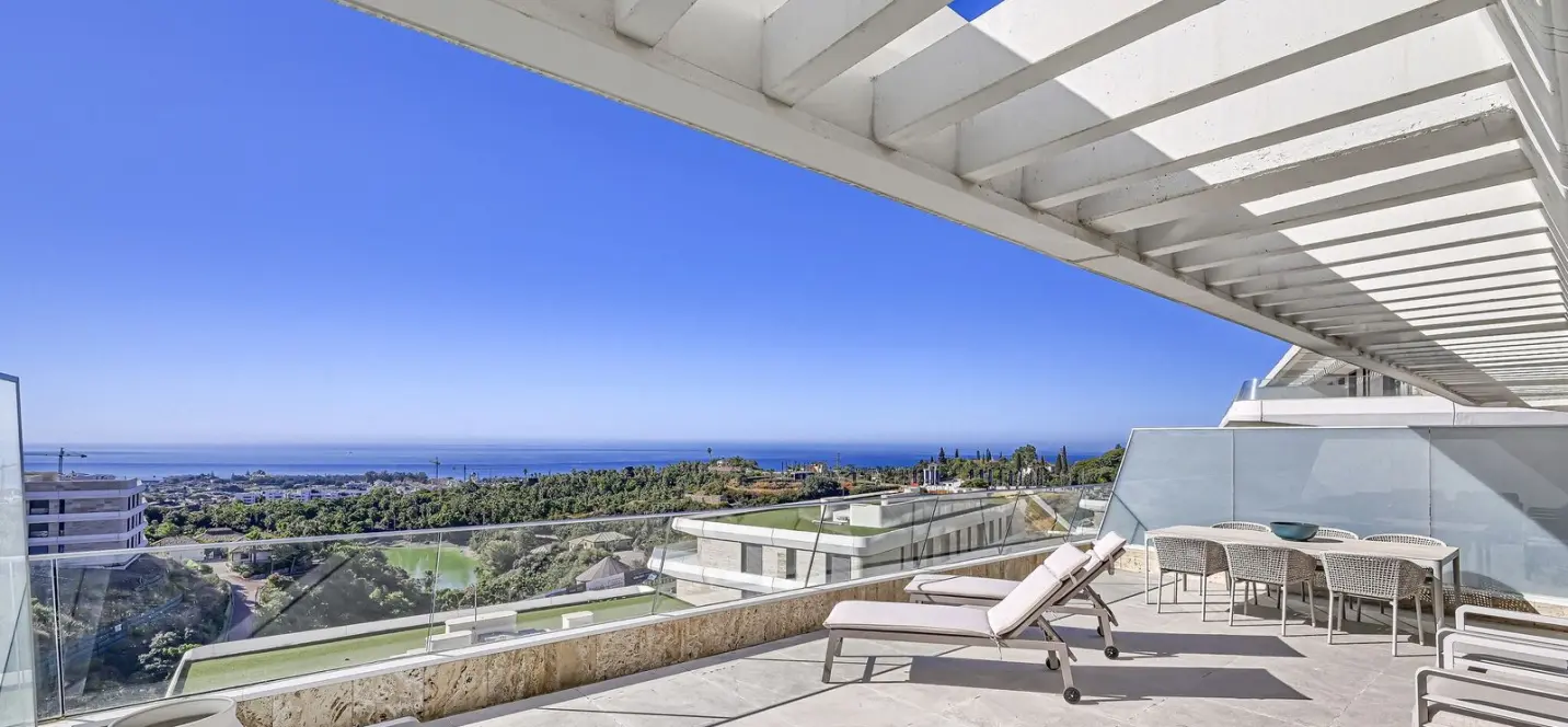 Продажа апартаментов на среднем этаже в Estepona 0