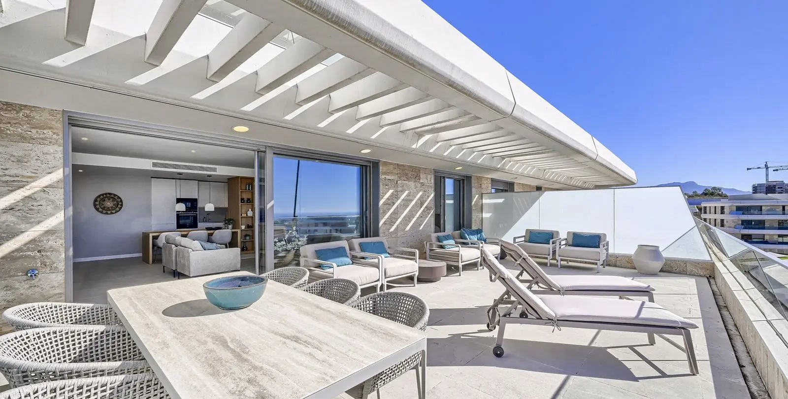 Venta de apartamento en planta media en Estepona 2