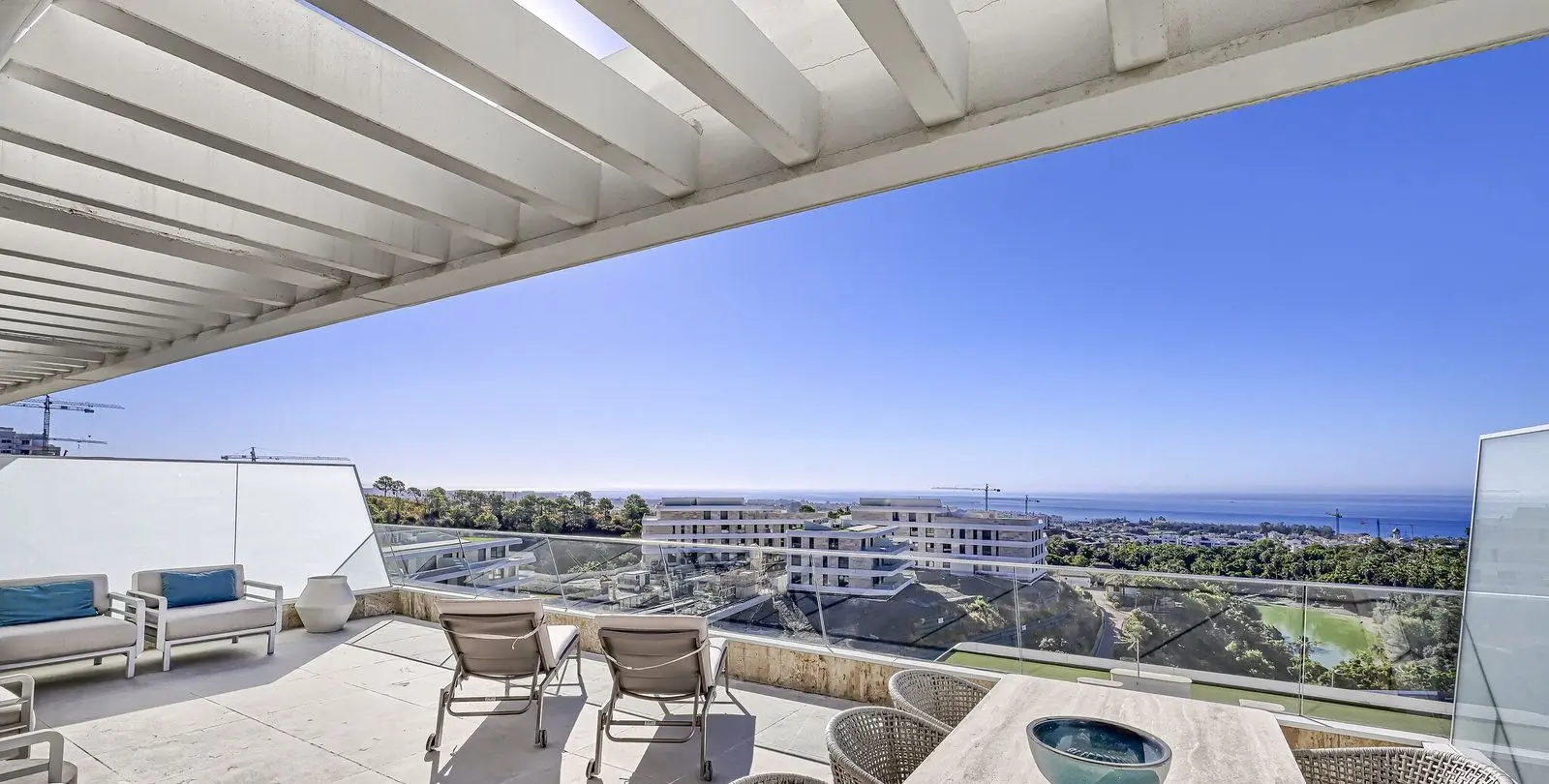 Venta de apartamento en planta media en Estepona 3