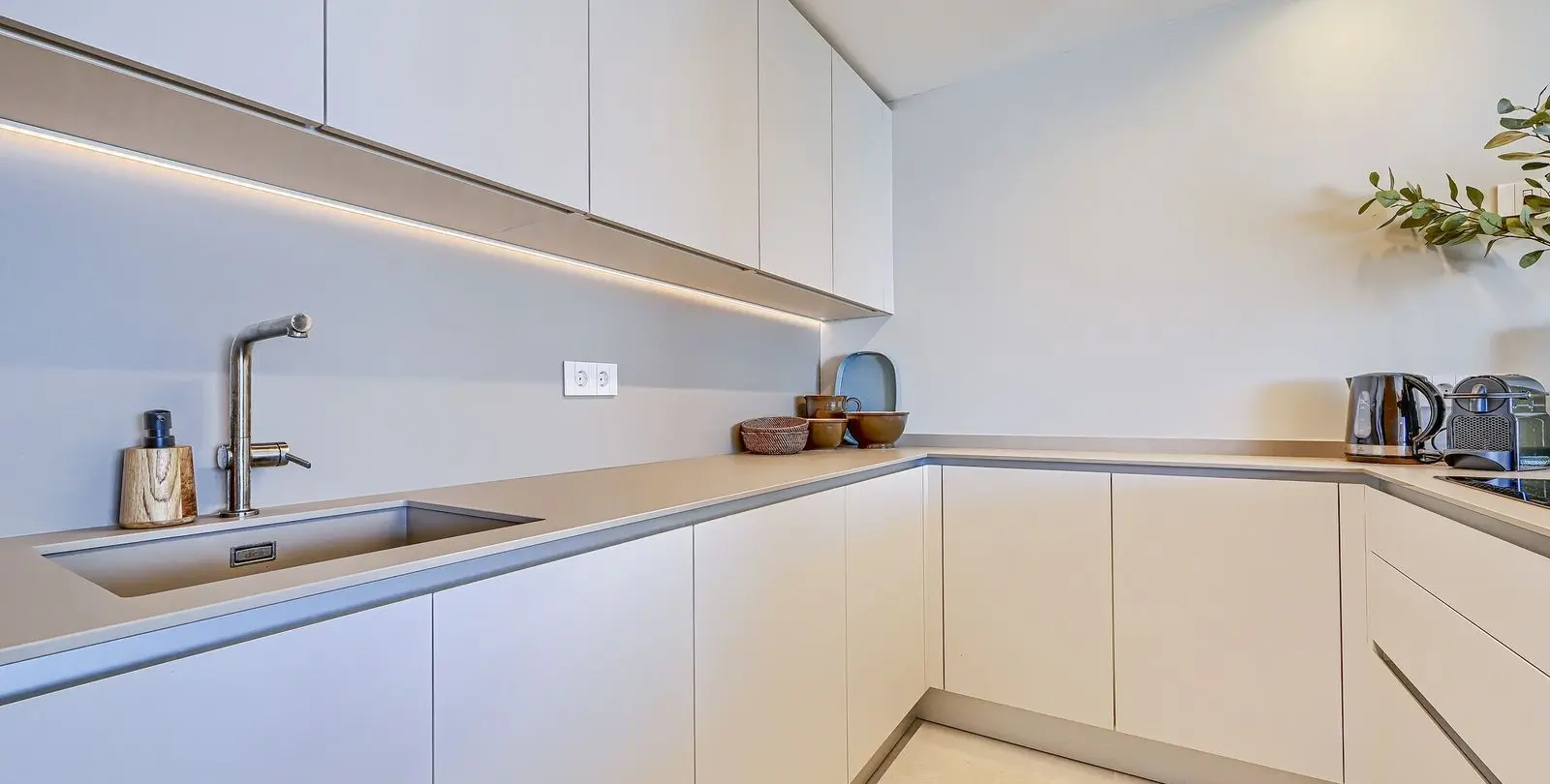 Venta de apartamento en planta media en Estepona 11