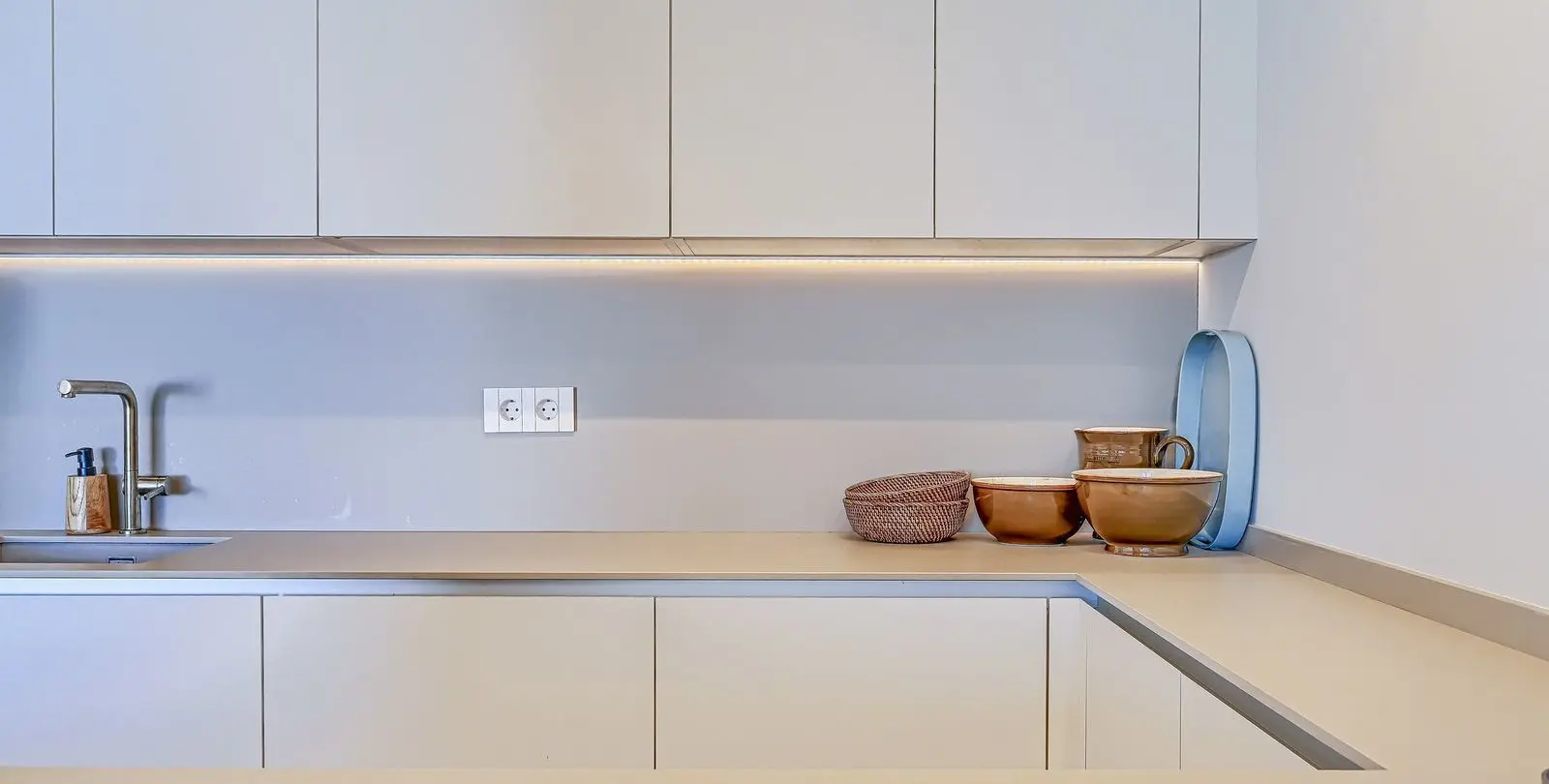 Venta de apartamento en planta media en Estepona 12