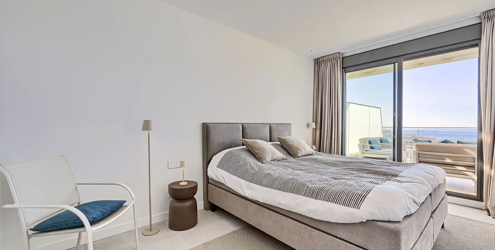 Venta de apartamento en planta media en Estepona 13