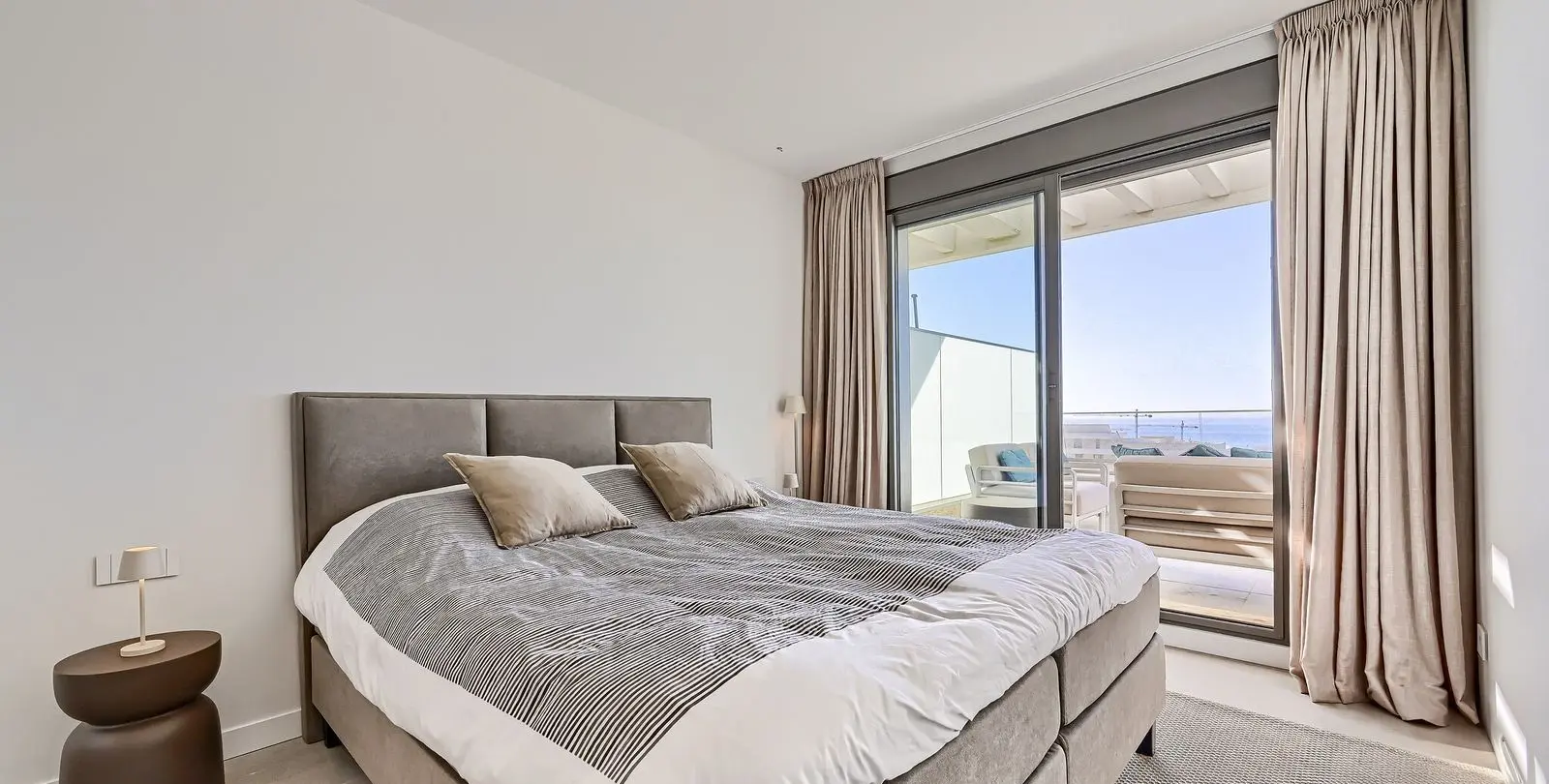 Venta de apartamento en planta media en Estepona 14