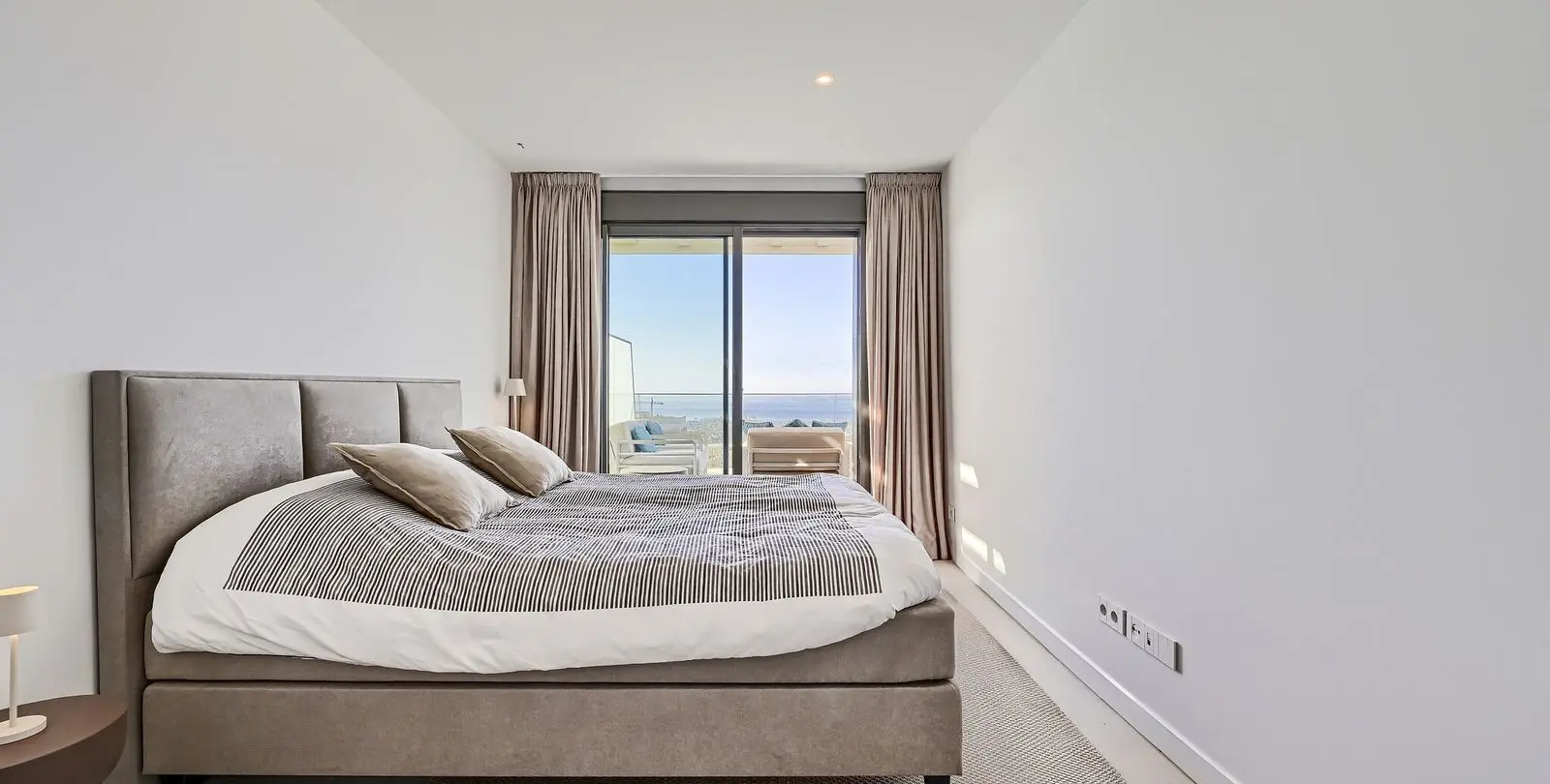Venta de apartamento en planta media en Estepona 15