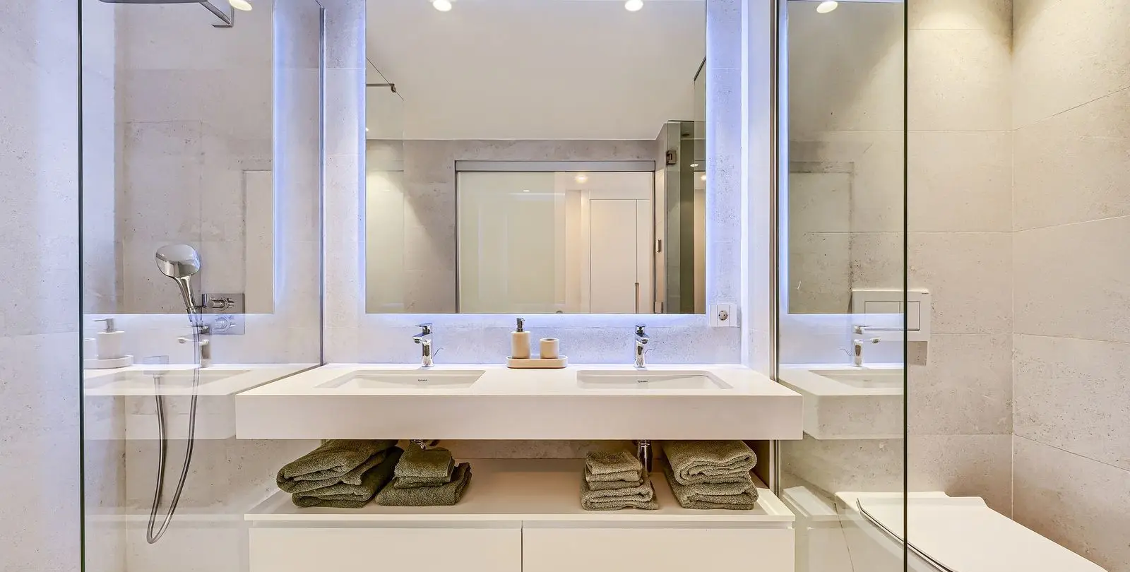 Venta de apartamento en planta media en Estepona 17